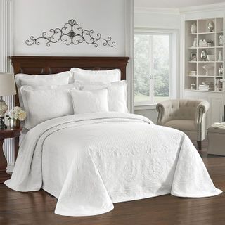 No. 4 - Historic Charleston King Charles Modern Farmhouse Floral Matelasse Bed Spread - 1