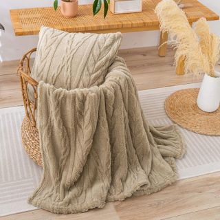 No. 2 - YUSOKI Sherpa Throw Blanket - 4