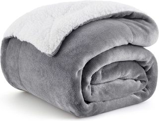 10 Best Blankets and Throws for a Cozy and Warm Bed- 3