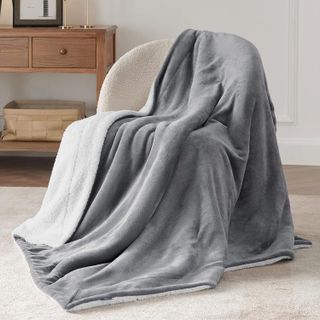 No. 2 - Bedsure Sherpa Fleece Throw Blanket - 3