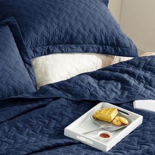 No. 1 - Bedsure Queen Quilt Set - 3