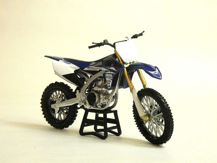 No. 9 - New-Ray Motorcycle Yamaha YZF 450 2017 Miniature Scale 1/12 - 3